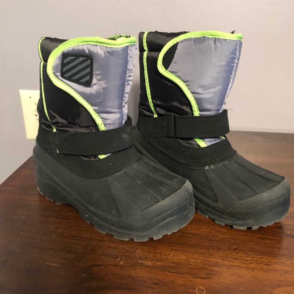 Boys winter boots.